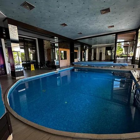 уютни планински с басейн в комплекс алпин лодж Apartament Bansko
