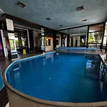 уютни планински с басейн в комплекс алпин лодж Apartment Bansko