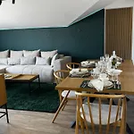 уютни планински с басейн в комплекс алпин лодж Apartment *