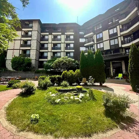 уютни планински с басейн в комплекс алпин лодж Appartement Bansko