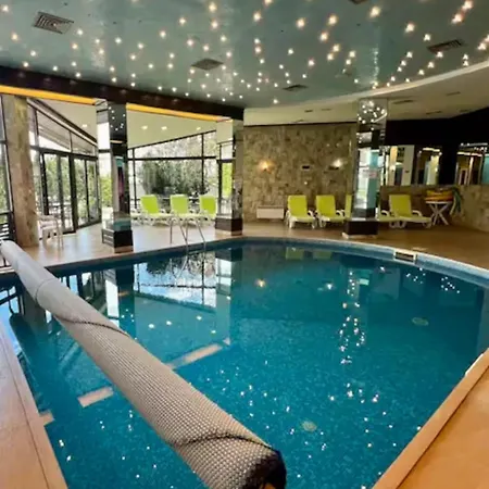 уютни планински с басейн в комплекс алпин лодж Appartement *