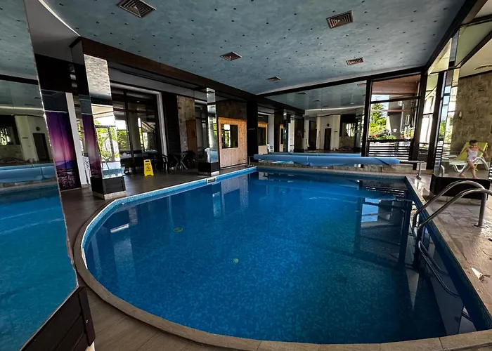 уютни планински с басейн в комплекс алпин лодж 公寓 班斯科